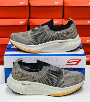 Photo - Skechers Max Cusion