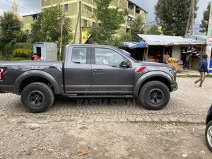 Photo - Ford F-150 Lariat 4x2 SuperCab Styleside 6.5 ft. box 145 in. WB 2018