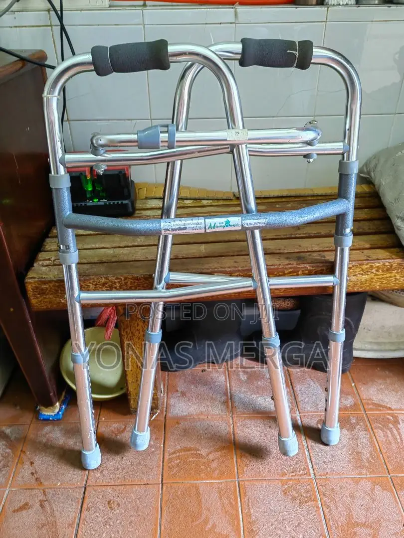 Adult Mobility Walkers瑩፹equipped With Non-Slip Tips.
• Opening//Walker