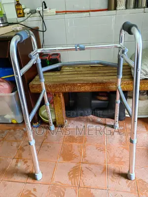 Photo - Aluminum Walker炉鄰waker艦謷walker Gives Recovering Patients