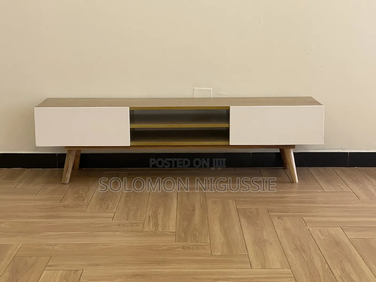 አዲስ ቲቪ ስታንድ