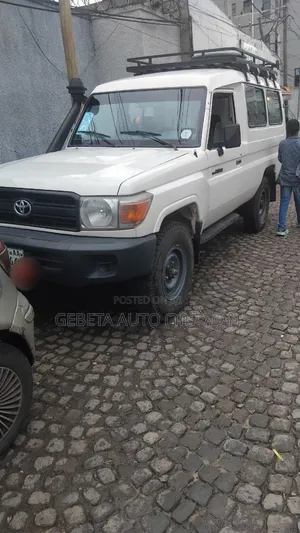 Photo - Toyota Land Cruiser 2012 White