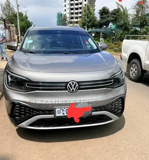 Photo - Volkswagen ID.6 2023 Gold