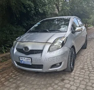 Photo - Toyota Yaris 2012 Blue