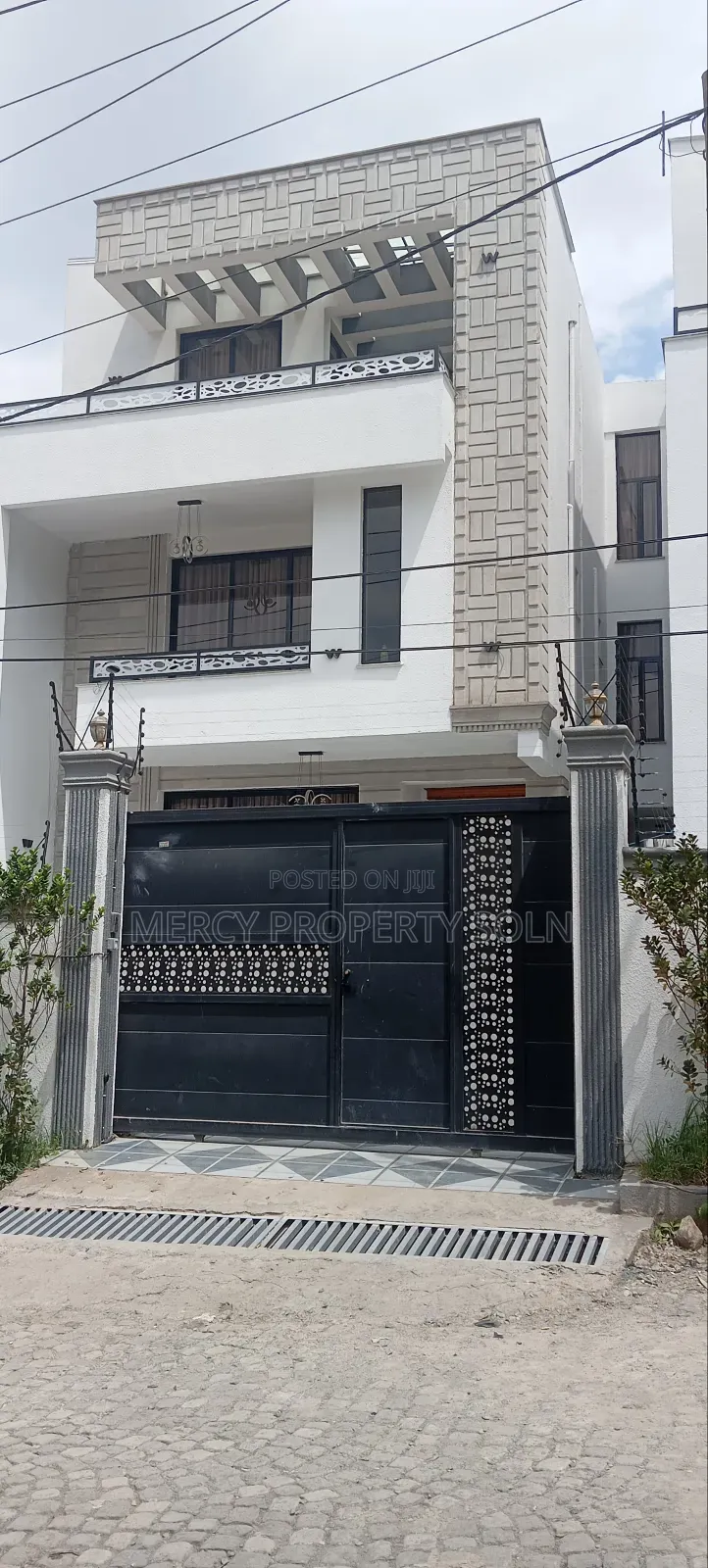 Furnished 10bdrm House in Bole for sale