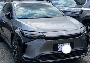 Photo - Toyota bZ4X 2024 Gold