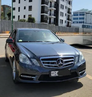 Photo - Mercedes-Benz E200 2012 Gray