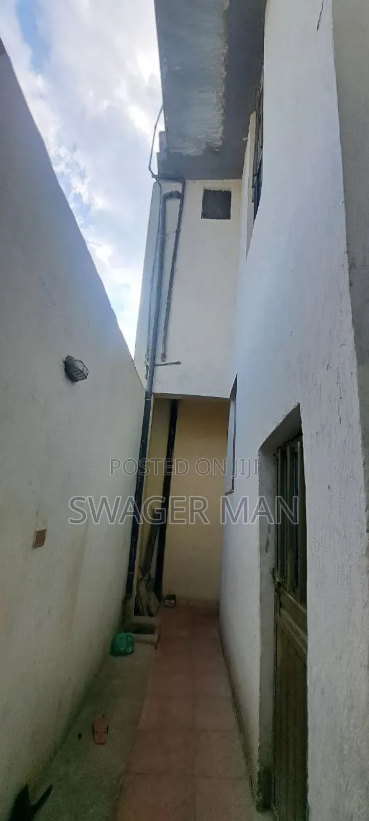 Furnished 7bdrm Townhouse/Terrace in Tafo, Yeka for sale
