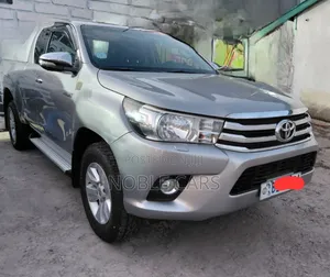 Photo - Toyota Hilux 2018 Gold