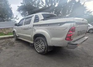 Toyota Hilux 2013 Gold