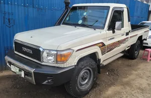 Photo - Toyota Land Cruiser 2015 White