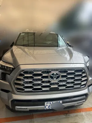 Photo - Toyota Sequoia 2023 Gold