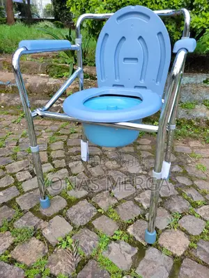 Photo - Bucket Portable Toilet for Adults營፯solution for Users Seeking Comfort