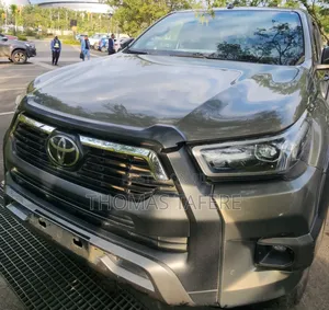 Photo - Toyota Hilux 2021 Beige