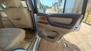 Toyota Land Cruiser 2000 White