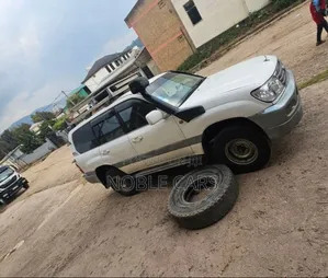Toyota Land Cruiser 2000 White