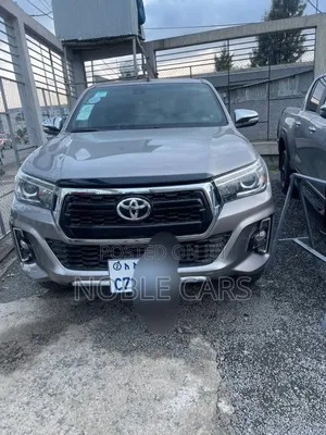 Photo - Toyota Hilux 2020 Gold