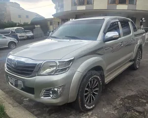 Photo - Toyota Hilux 2013 Silver