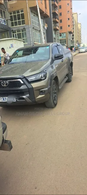 Photo - Toyota Hilux 2020 Gray