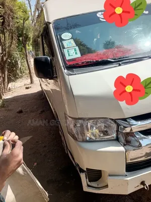 Photo - Toyota HiAce 2018 White