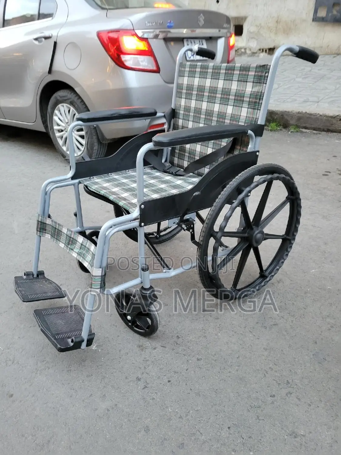 Folding Wheelchair鹽臣looking for a Lightweight and Durable Wheelchair