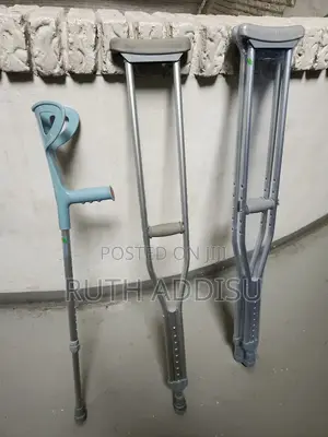 Photo - Axillary Bilateral Crutches朱裏axillary Bilateral Crutches轟隆crutches New