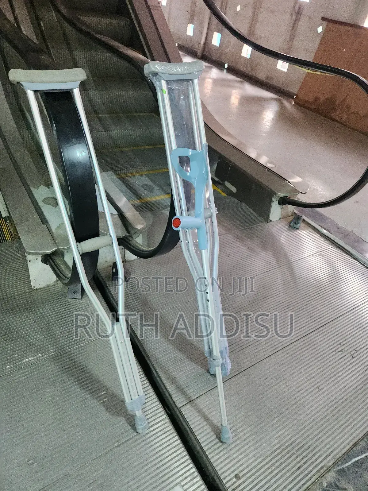 Axillary and Elbow Bilateral Crutches朱槿axillary Crutches建築crutches