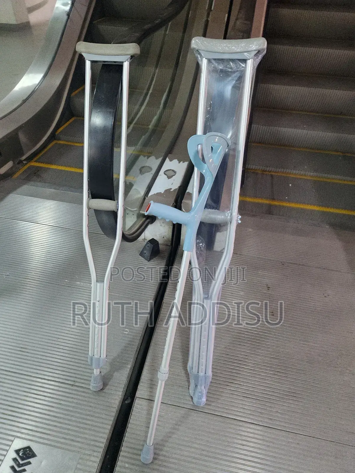 Axillary and Elbow Bilateral Crutches朱紅crutches Axillary轟出crutches