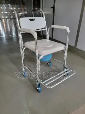 Photo - Bedside Toilet Seat Wheel Lock兕品can Be Positioned Over Most Toilets