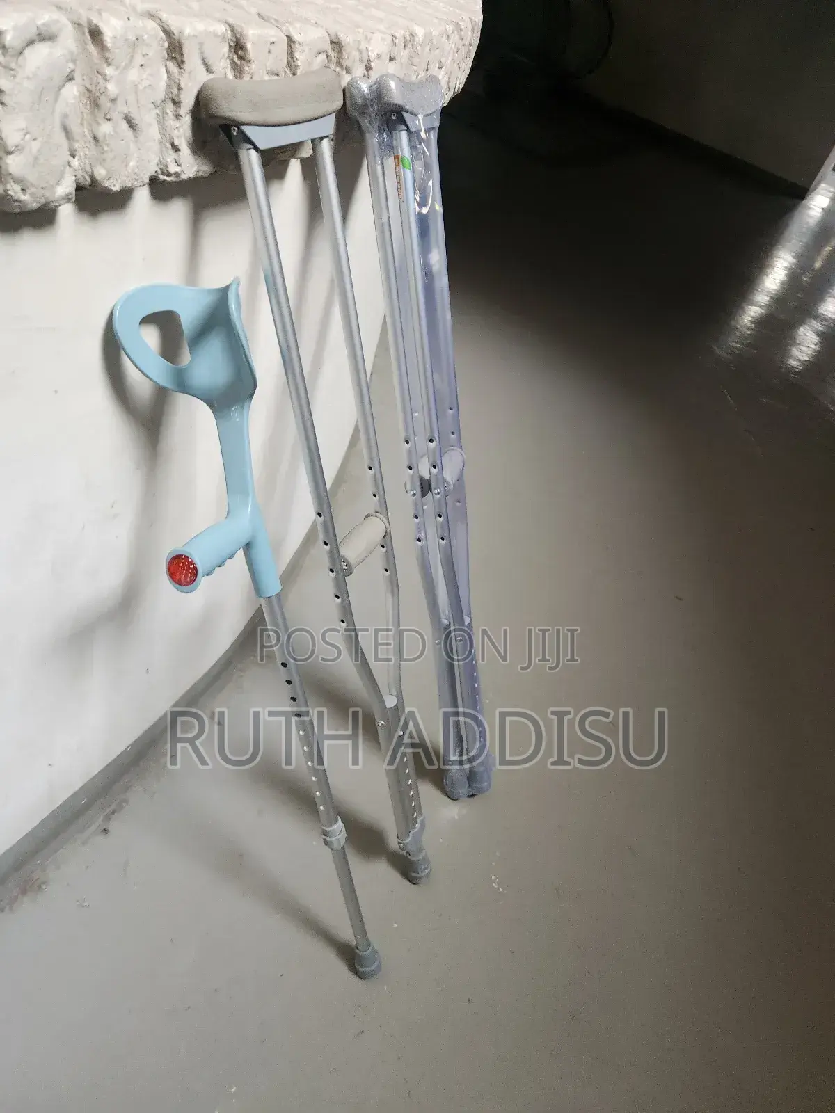 Axillary and Elbow Crutches輕易crutches拖欠axillary Bilateral Crutches New