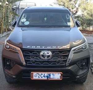 Photo - Toyota Fortuner 2.4 D AWD 2022 Gray