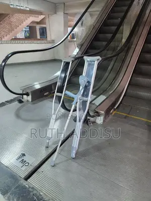 Photo - Axillary Crutches奔馳axillary Crutches奢侈brand New Axillary Crutches