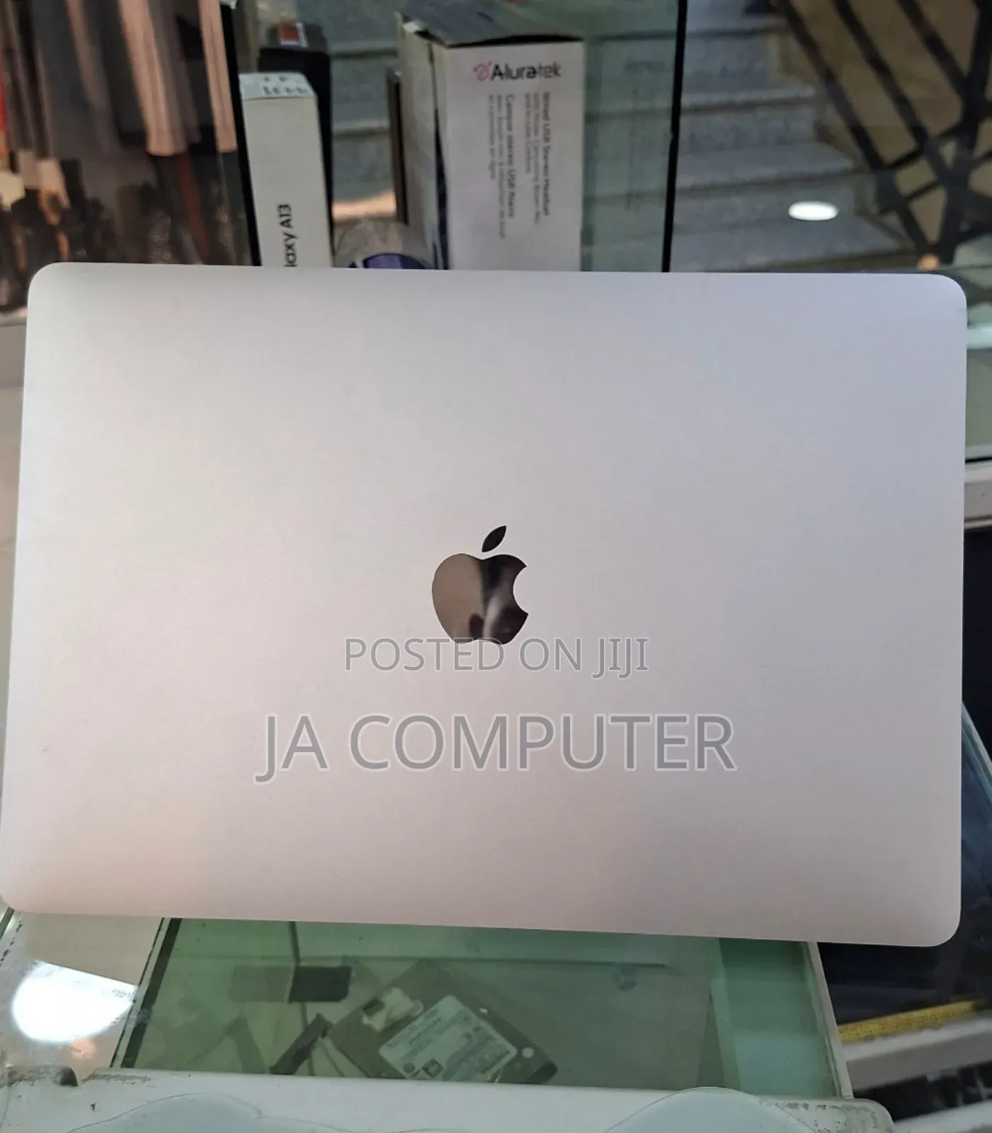 New Laptop Apple MacBook Pro 2022 M2 8GB Apple M1 Pro SSD 512GB