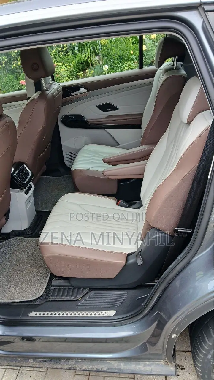 Volkswagen ID.6 2022 Silver