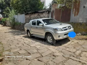 Toyota Hilux 2.5 D-4D 4X4 SRX 2010 Silver