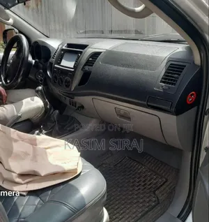 Toyota Hilux 2.5 D-4D 4X4 SRX 2010 Silver