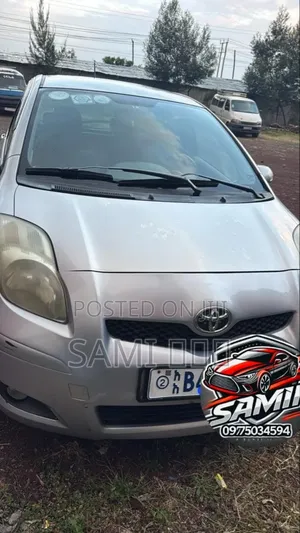 Photo - Toyota Yaris 2010 Silver