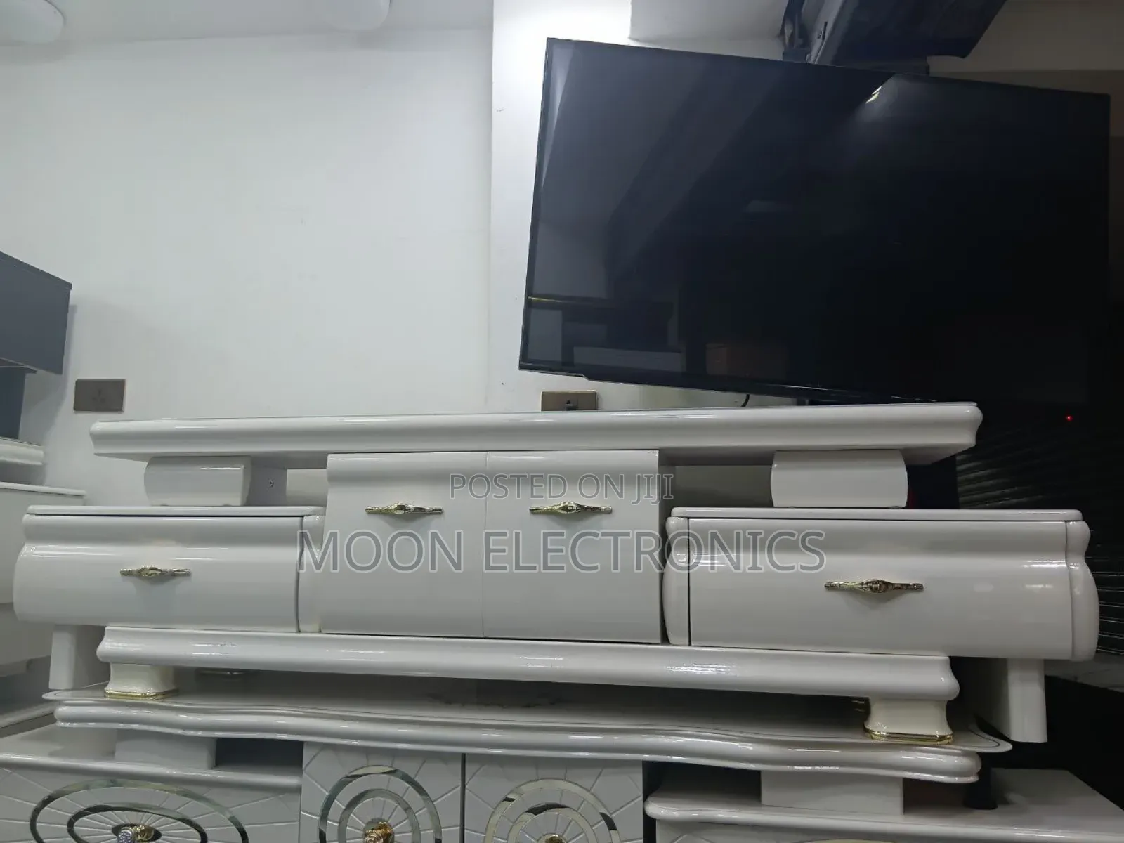 Important 1.50m Modern Tv Stand – Elegant Durable Design!