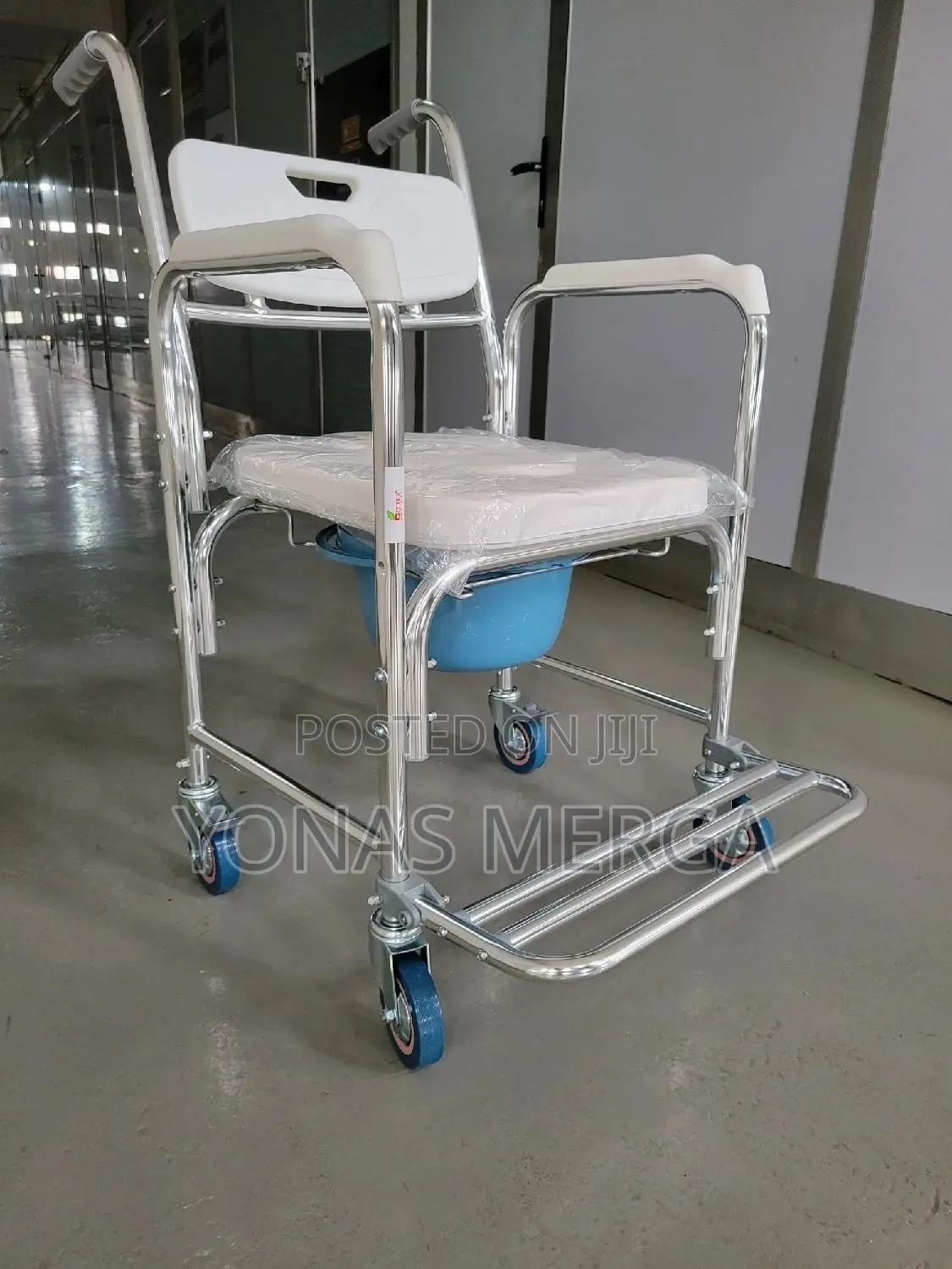 Wheeled Toilet Chair昍雀4-in-1 Design, Functioning as a Commode Chair,