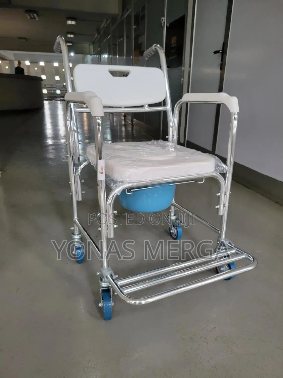 Bathroom Bedside Seating凸፱2 Wheels Come Standard With Locking Brakes.