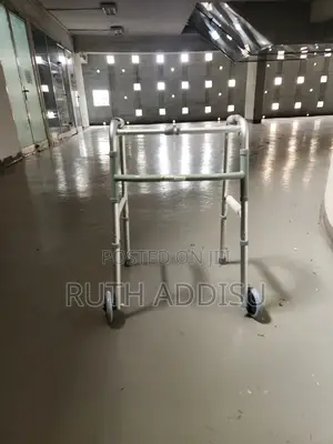 Photo - Front Wheel Walker痛哭walker學生walker吞併medical Walker懲罰medical Walker New