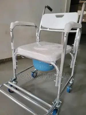 Photo - Commode/Toilets Have a Footrest穿፰adult Potty Chair艦訟removeable Pot