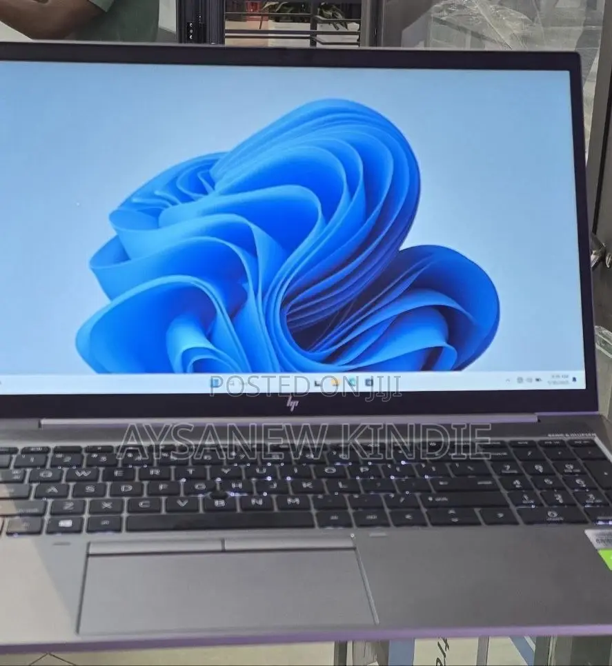 New Laptop HP ZBook Firefly 15 G7 16GB Intel Core I7 SSD 512GB