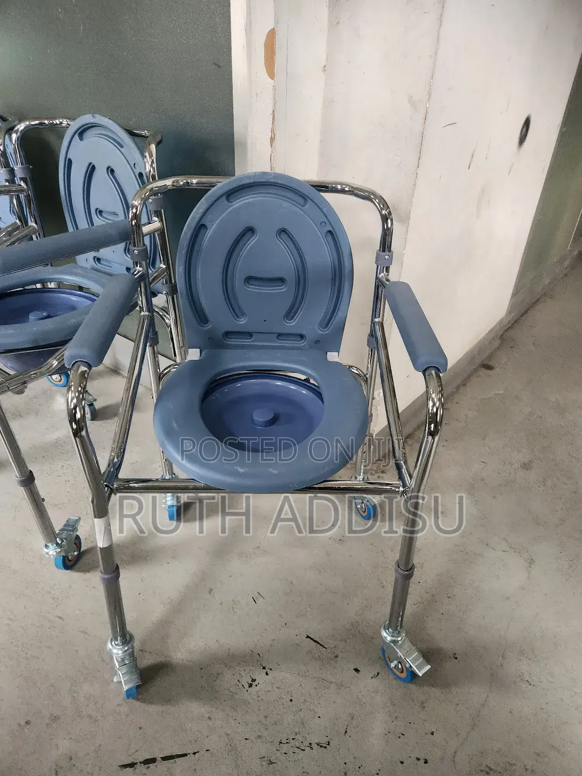 Foldable Almunium Medical Commode Chair字樣stainless Commode Chair