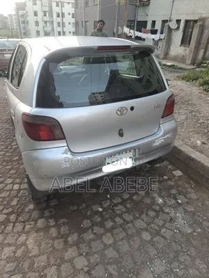 Photo - Toyota Vitz 2000 Silver