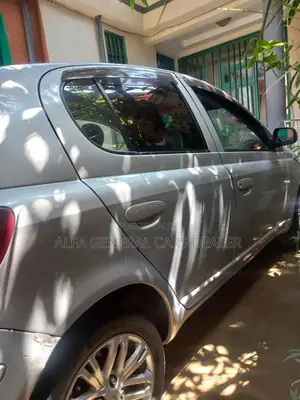 Toyota Vitz 2004 Silver