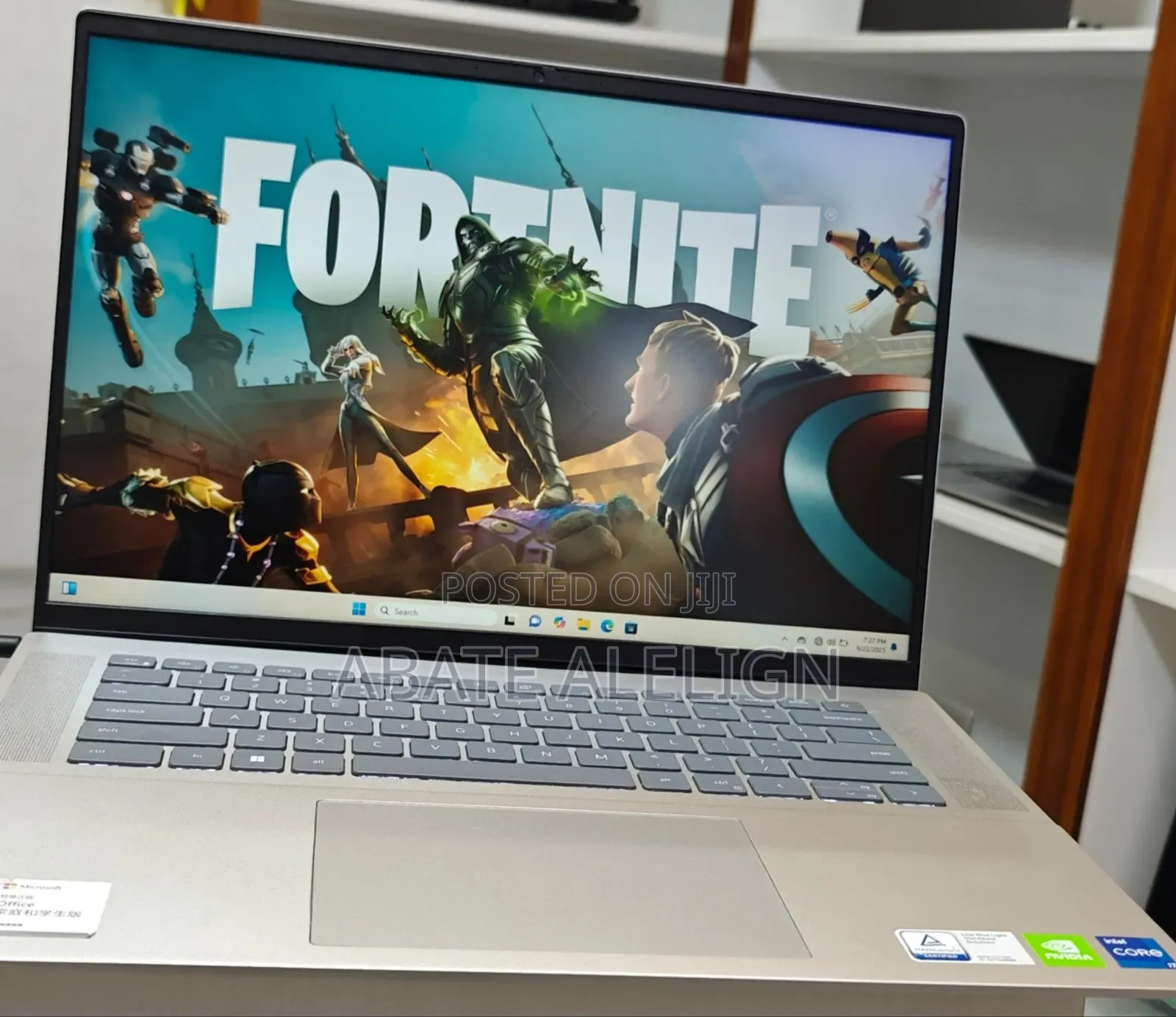 New Laptop Dell Inspiron 16 5620 16GB Intel Core i7 SSD 512GB