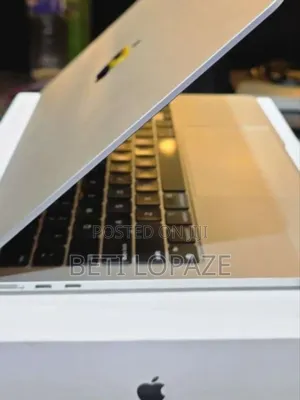 Photo - New Laptop Apple MacBook Air 2022 M2 16GB Intel Core i5 SSD 256GB