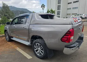 Toyota Hilux 2022 Gray