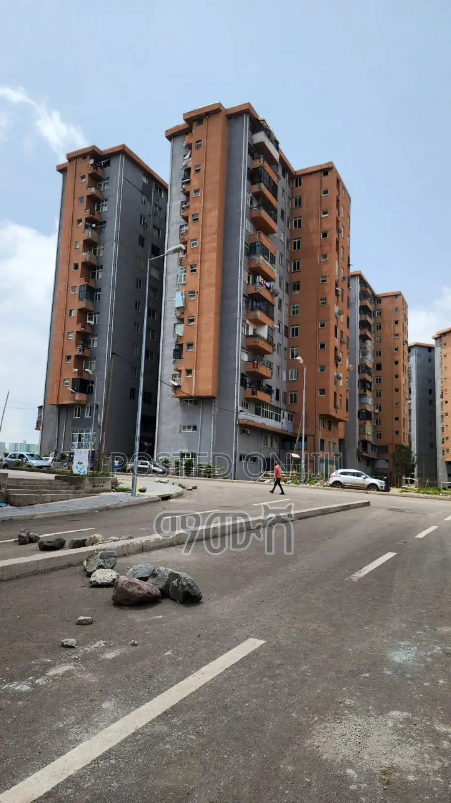 የሚሸጥ 40/60 ንግድ ቤት